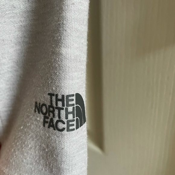 The Northface gray/silver woman’s pullover lightweight sweater Sz small petite - Picture 3 of 7